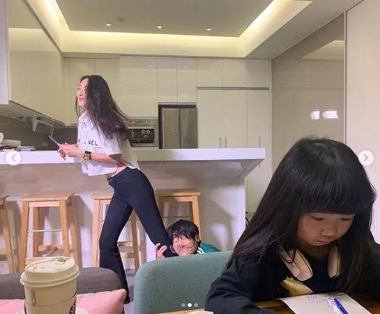 曹格11岁女儿整容式长大曾经包子脸的她如今美到认不出这基因太绝了