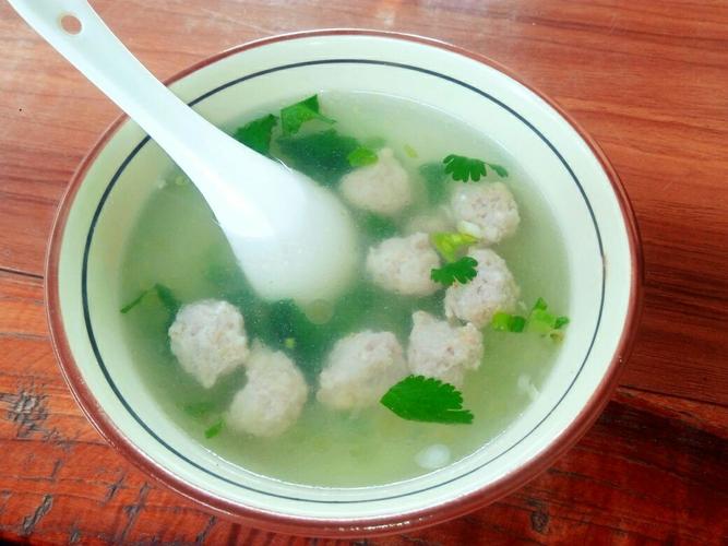生氽丸子汤,肉丸鲜而不腻,很有嚼劲,汤汁清爽鲜美.