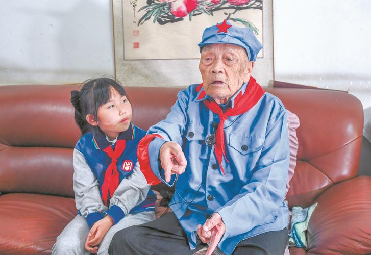 胡荌荌听太爷爷肖先东讲红军故事