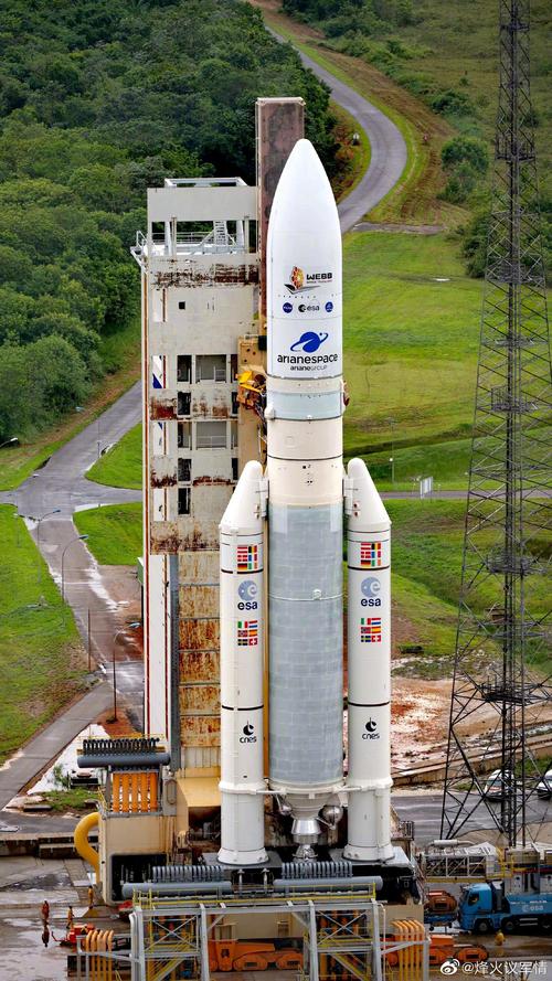 法属圭亚那欧洲太空港发射塔架上的阿丽亚娜5号运载火箭