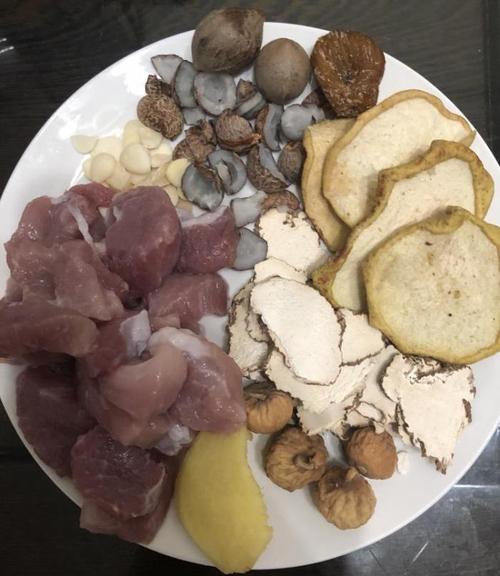 虎乳菌海椰皇瘦肉汤