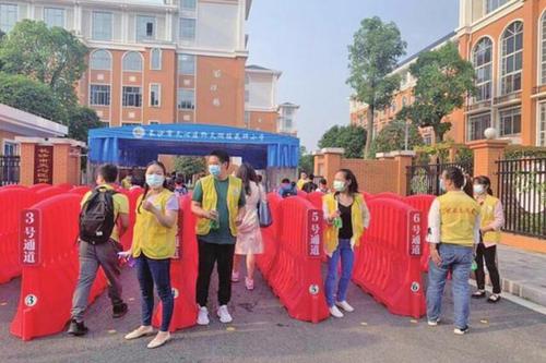 长沙市天心区仰天湖桂花坪小学门口,多个部门与组织工作人员在执守.