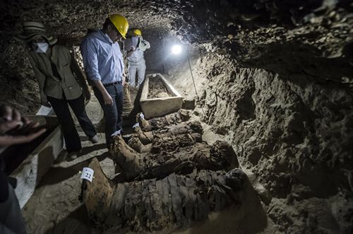 埃及考古学家首次在开罗以南地区发现十七具木乃伊