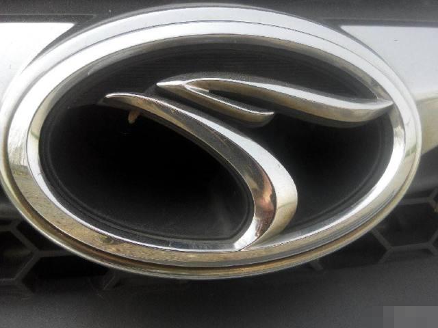 的车标造型和大众汽车完全不沾边儿,看起来就好像是一只愤怒的小鸟