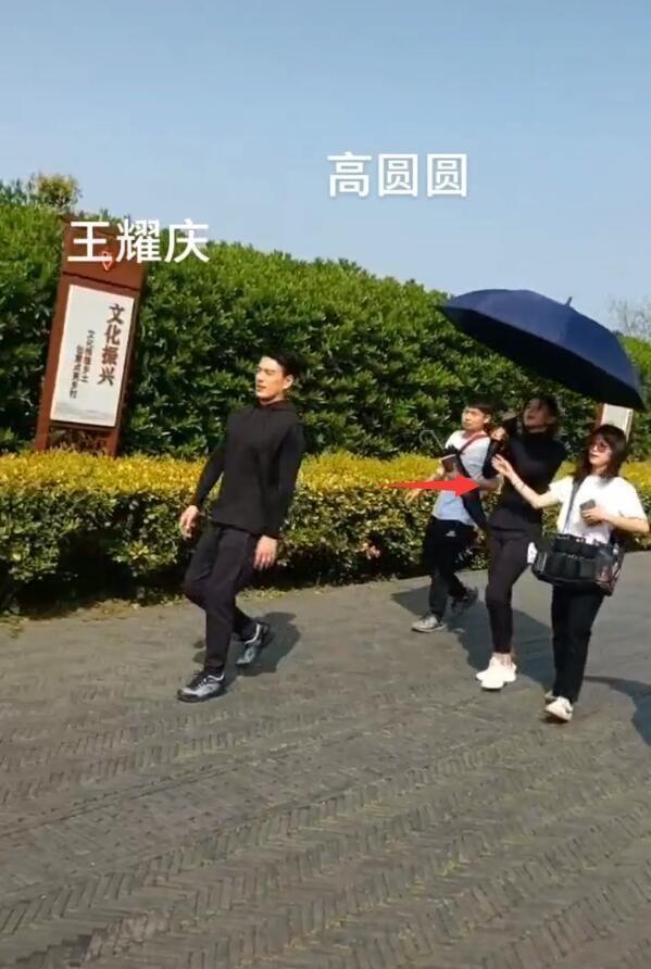 原创41岁的高圆圆与王耀庆拍摄,现代剧被称为"完美伴侣",路透照片曝光