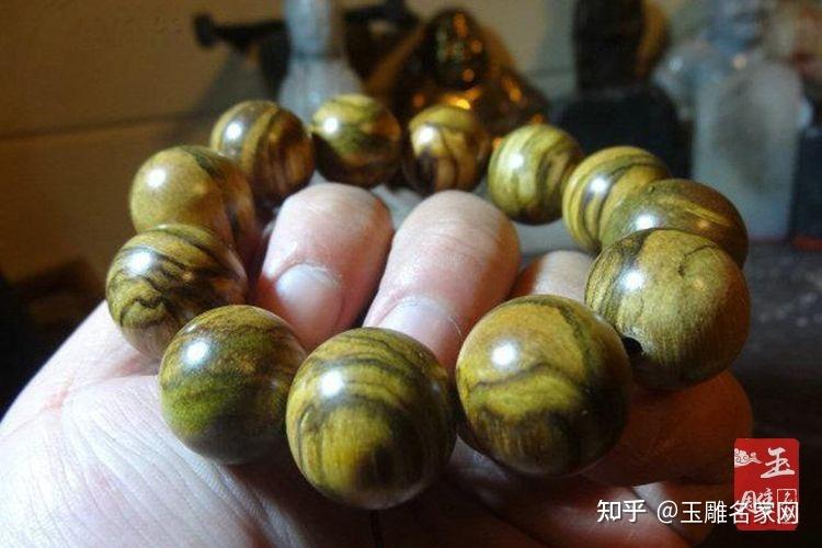 如何正确盘玩绿檀手串?