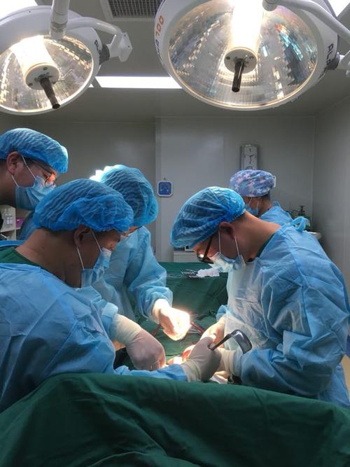 理塘县成功完成首例"胃穿孔"手术