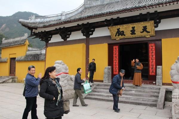著名书画家王福元先生,周伟忠先生等来能仁寺拜访了法