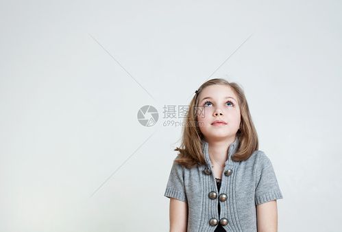 抬头的年轻女孩