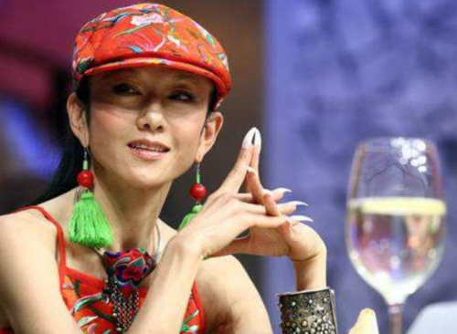 杨丽萍为啥总是戴着帽子?本以为是装饰品,得知原因却满满的心酸