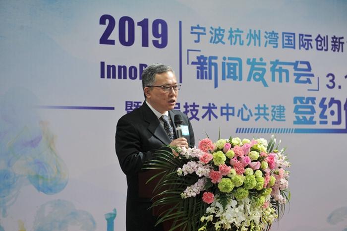 复旦大学宁波研究院常务副院长崔峻介绍大赛基本情况