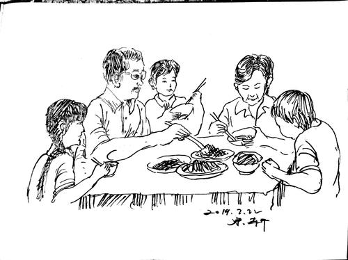 其乐融融一家人,围坐餐桌享家宴