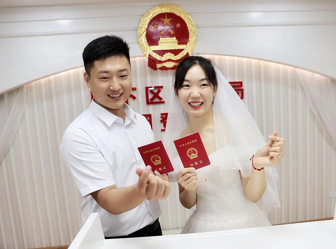 融媒·见证|全国第一张"跨省通办"结婚证在济南发出——"济漂"情侣"