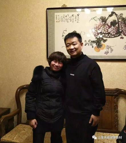 人郭晓与与军旅歌手《军中绿花》《我的老班长》演唱者小曾同志合影
