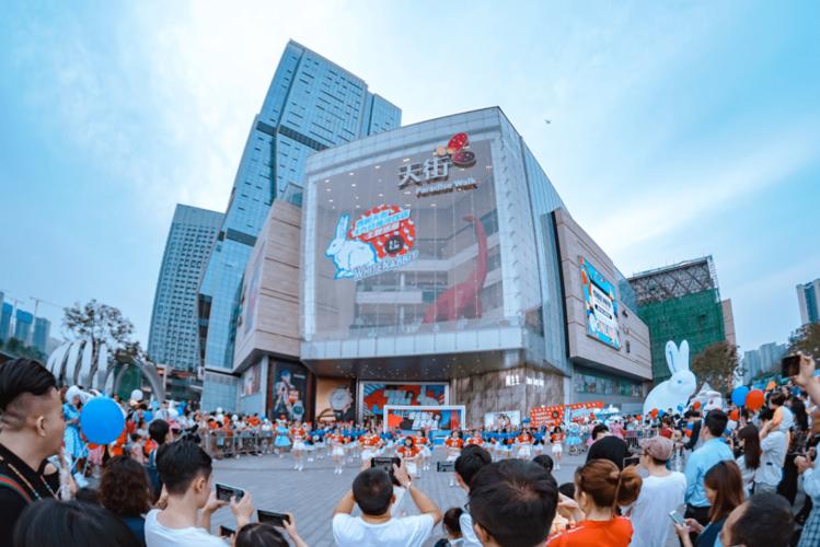 城中潮事 | 龙湖西宸天街携手大白兔甜蜜开展,成都爱琴海"多吉寺"市集