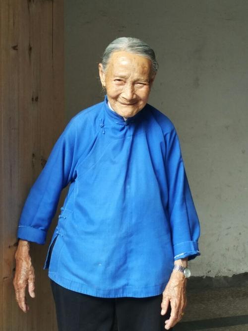 给她看照片时,老奶奶一直夸我拍得她那么好看.