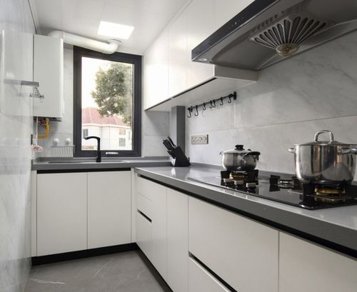 白色橱柜配灰色瓷砖整体厨房效果图 灰色瓷砖配什么颜色橱柜门板台面