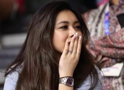 据说印尼媒体也是频繁关注,她的新闻甚至一举超过国家输球的新闻,也是