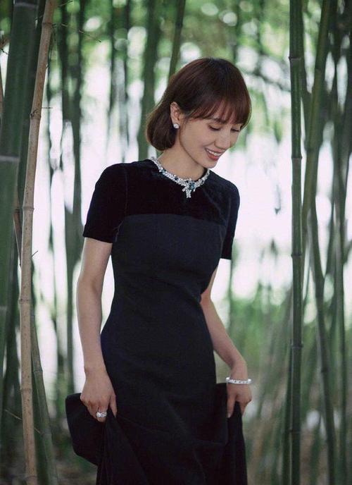 袁泉百花奖造型又惊艳,穿黑色连衣裙高贵大方,高级感从未输过