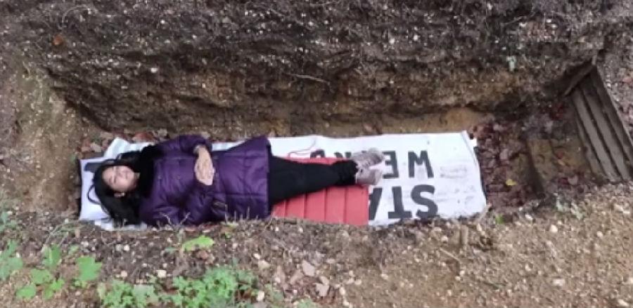 韩国殡仪馆为活人办葬礼受热捧,数万顾客前去拍遗像,躺棺材