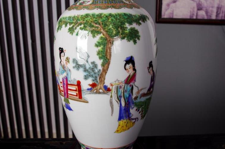 景德镇美女人物《美人肩》瓶