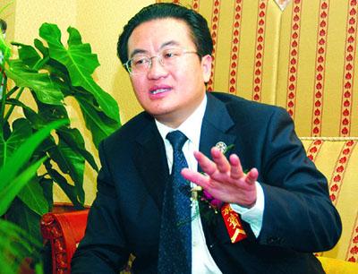 (湖南"伢子"邓小刚面对家乡媒体的记者侃侃而谈,眉宇间透露出一种自信