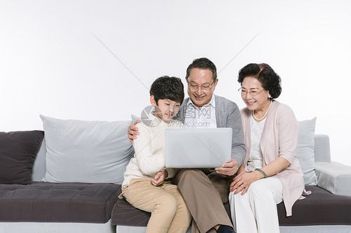 爷爷奶奶和孙子在一起看电影