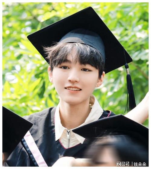 王俊凯班级毕业照曝光谁注意他的站位是个懂分寸的孩子