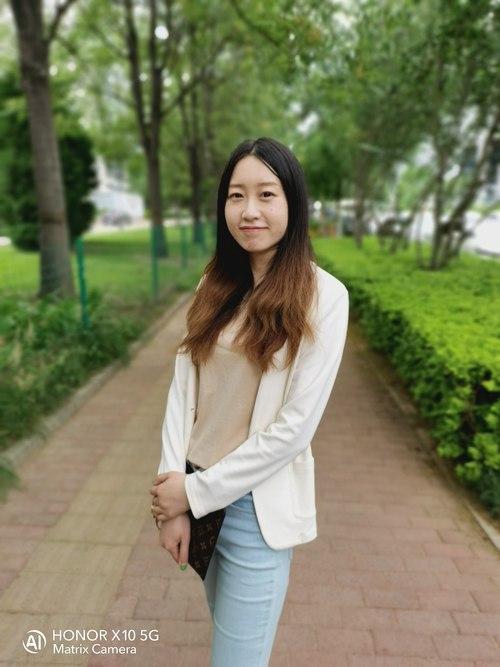 在切换至荣耀x10的人像模式后,手机会自动对被摄人物进行"优化",比如