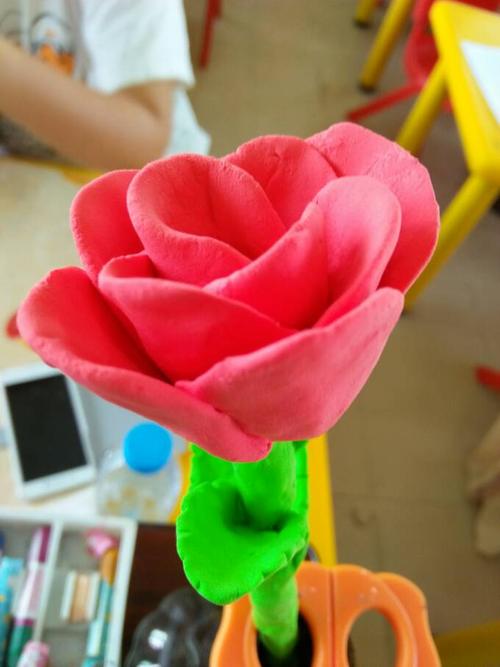 儋州市青少年活动中心 彩泥班  以玫瑰花代表心意,祝母亲节快乐!