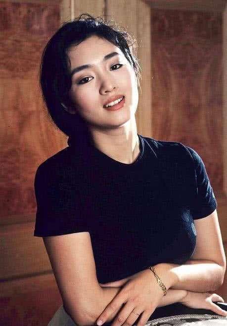 巩俐:年轻时有多美?童颜玉女"蚂蚁腰",微微一笑最难忘