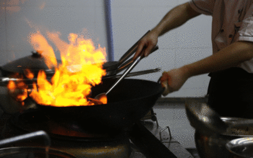 大火翻炒.使龙虾均匀裹上调料.