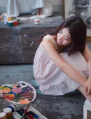 卷发爱画画女孩的清纯唯美吊带诱惑居家美女图