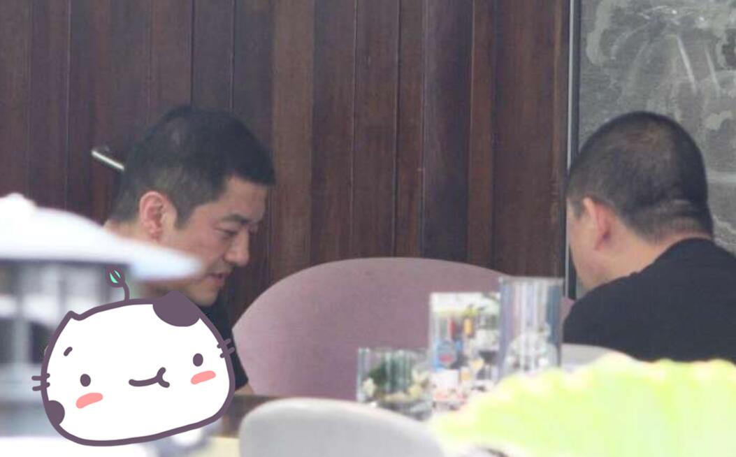 李亚鹏会友憔悴近照曝光:眼袋肿大无星味,斑秃显露中年谢顶危机