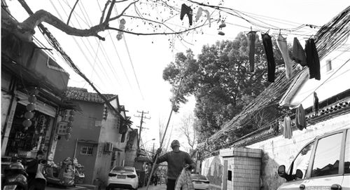 在电线上晒衣服成了馒头山社区一道独特风景.