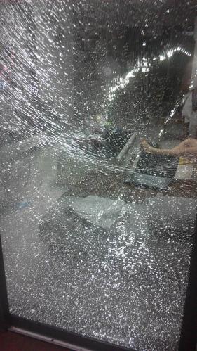 钢化玻璃自爆与外力导致破裂有什么区别吗?