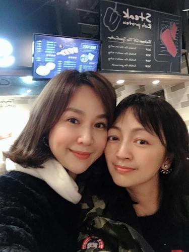 46岁罗海琼粉衣配纱裙优雅少女,大眼好吸睛,网友:和陈意涵好像