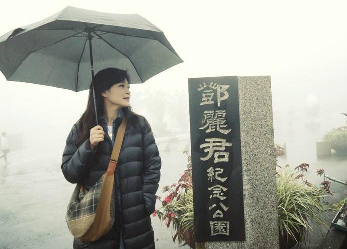 方季惟雨中缅怀邓丽君