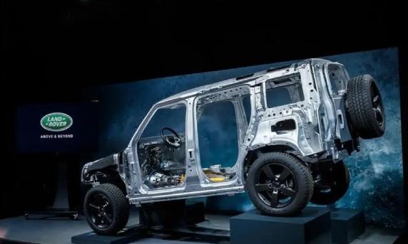 全铝车身新路虎卫士上海街区亮相,d7x架构承载式,强度提高10倍