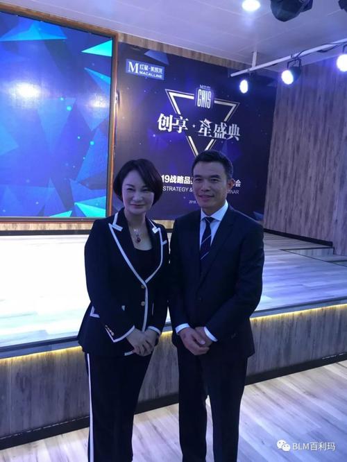 红星美凯龙集团副董事长车建芳女士(左)与百利玛门窗总经理黄维寿先生