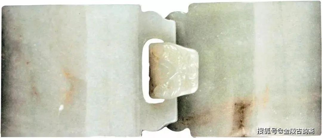 玉带扣 从南北朝流行的带发展而来的革带,到隋以后出现镶有玉銙的玉带