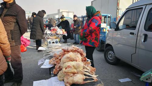 白条鸡,肯定是冻死了,可那卖白条鸡的大姐肯定不冷!