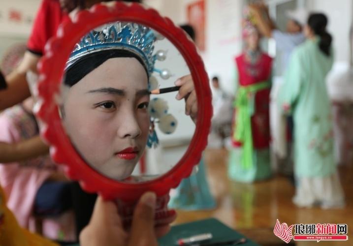 在弦子戏剧团,小学生们表演弦子戏.