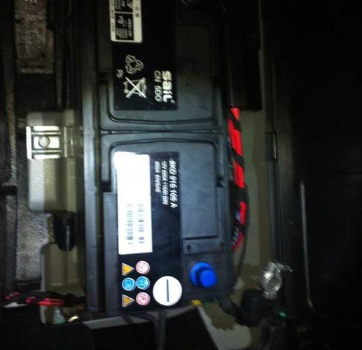 奥迪q5电瓶在什么位置图奥迪q5的电瓶在什么位置