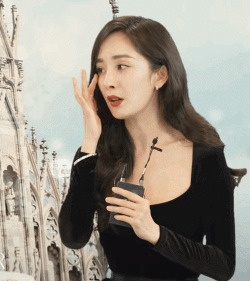 杨幂小黑裙半永久吧# 杨幂出席活动 小黑裙波浪卷红唇亮相 好美
