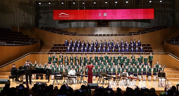 演出尾声,东艺童声合唱团近200位孩子同台献唱《万疆》,演绎家