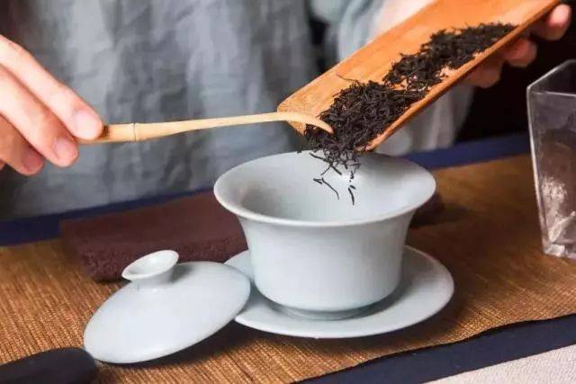 又到清明饮茶时,踏青归来,十里桃花,不如与你一起喝茶