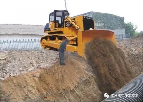 应设专人指挥,严禁推铲越出边缘,可以采用一铲顶一铲的推土方法