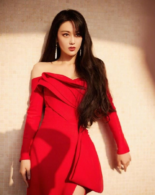 张馨予终于换回长发一袭开叉红裙助力浪姐成团夜为抢镜拼了