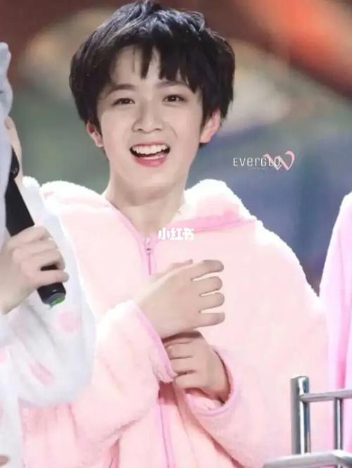 "可爱的丸子,笑起来是没有嘴角的哟"_刘耀文_沙雕_娱乐_明星娱乐资讯